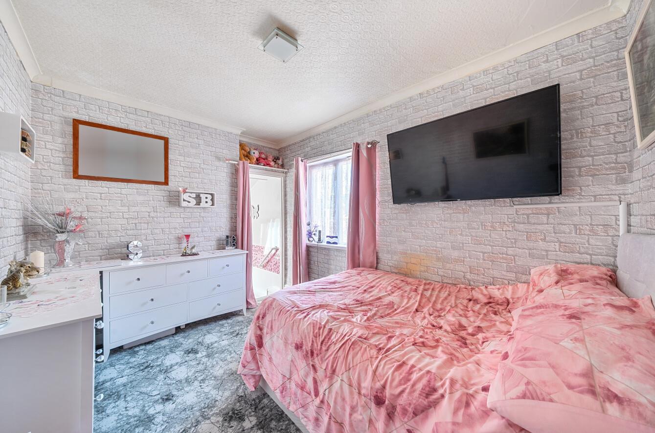 Vera Road, Clydach, Swansea, SA6 5QE